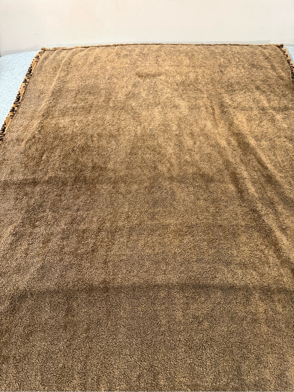 Super Soft Cheetah Pattern Faux Fur Plush Throw Blanket - 50” X 60” - Picture 4 of 6